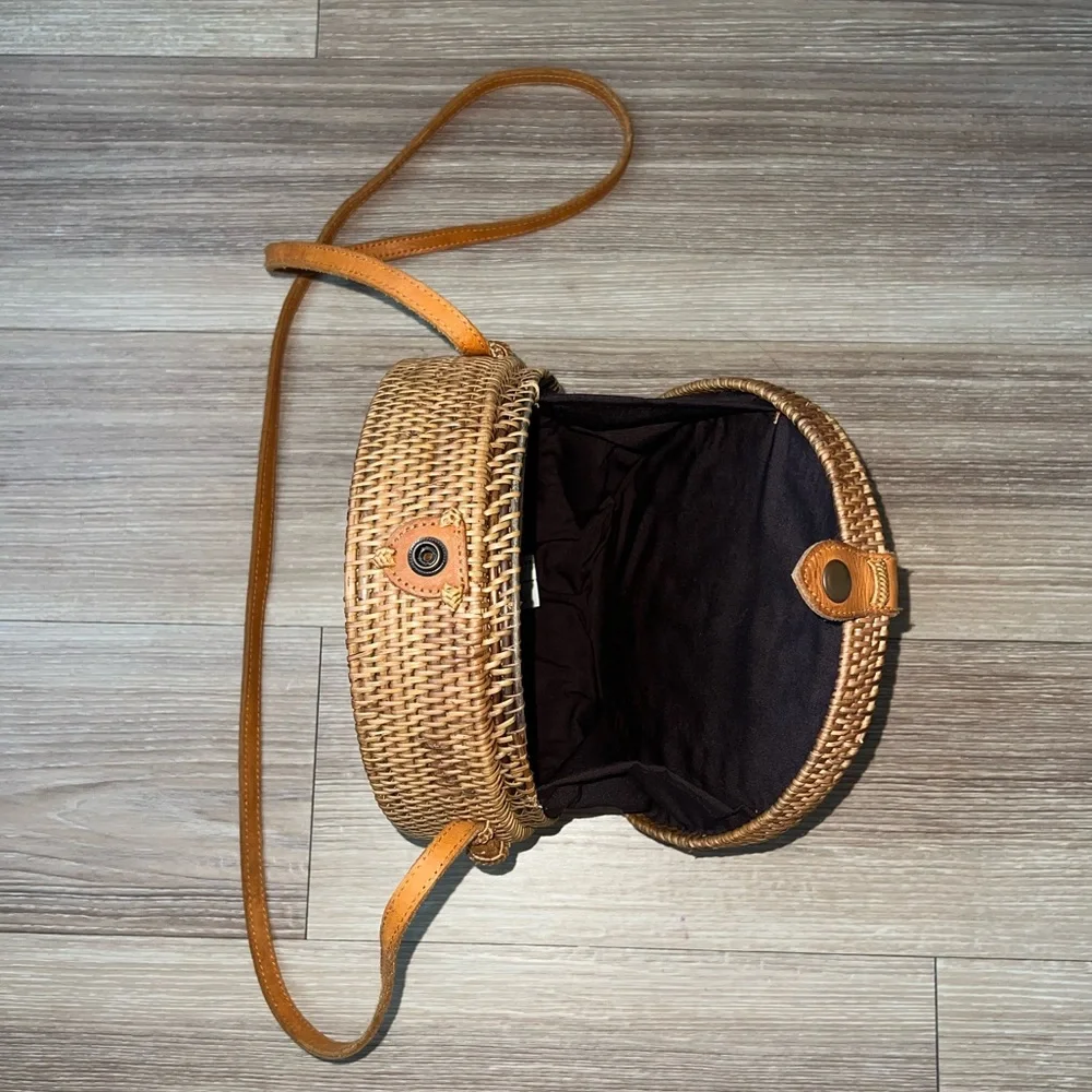 Street Level Round Wicker Seashell Crossbody Straw Bag - Picture 3 of 11